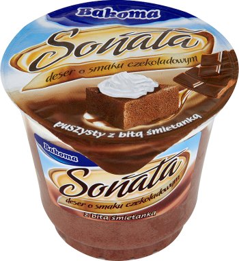 sonate chocolat dessert lacté avec la crème fouettée mousseuse
