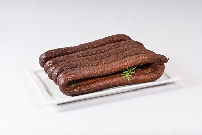 Tradicional comida un poco seca, anfitrión salchicha ahumada