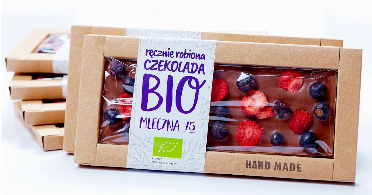 Confectionery Staropolska milk chocolate with black currants and strawberries BIO