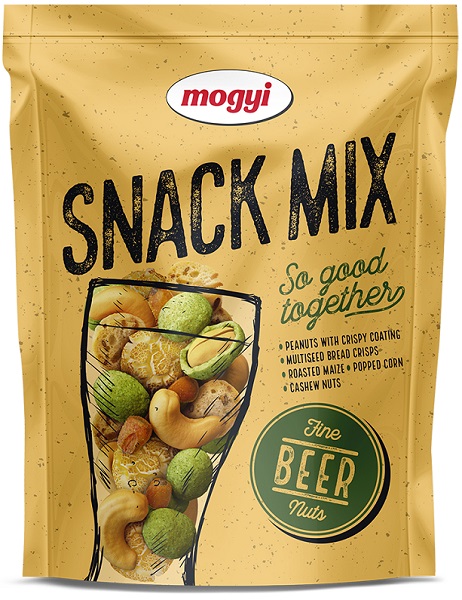 Mogyi Snack Mix mieszanka smażonych orzeszków ziemnych w skorupce o smaku wasabi,  grzanek wieloziarnistych o smaku czosnkowym, prażonych ziaren kukurydzy o smaku chili, wyprażonej kukurydzy o smaku serowym i prażonych, solonych orzechów nerkowca