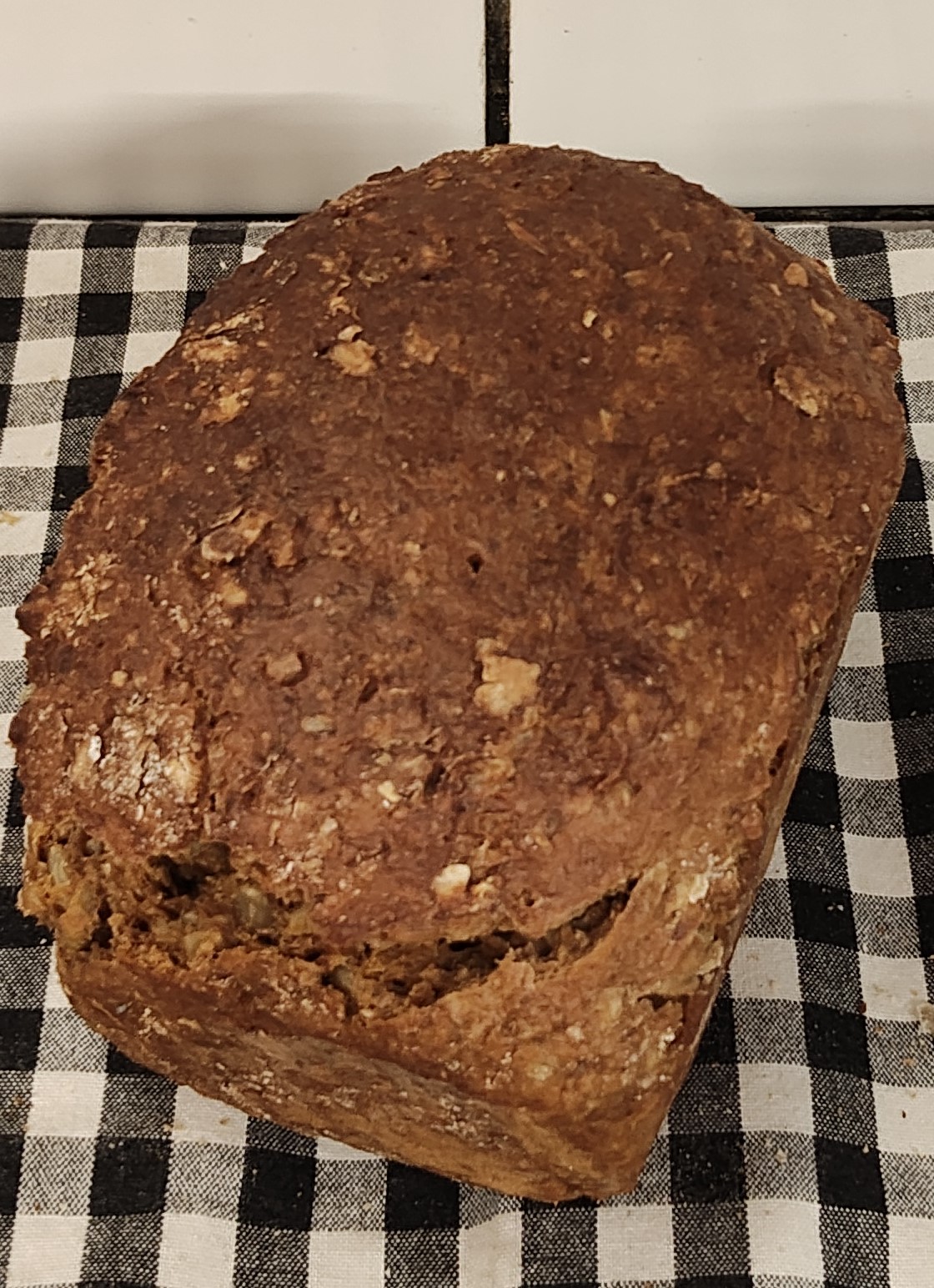 Sonnenblumenbrot aus dem Ofen