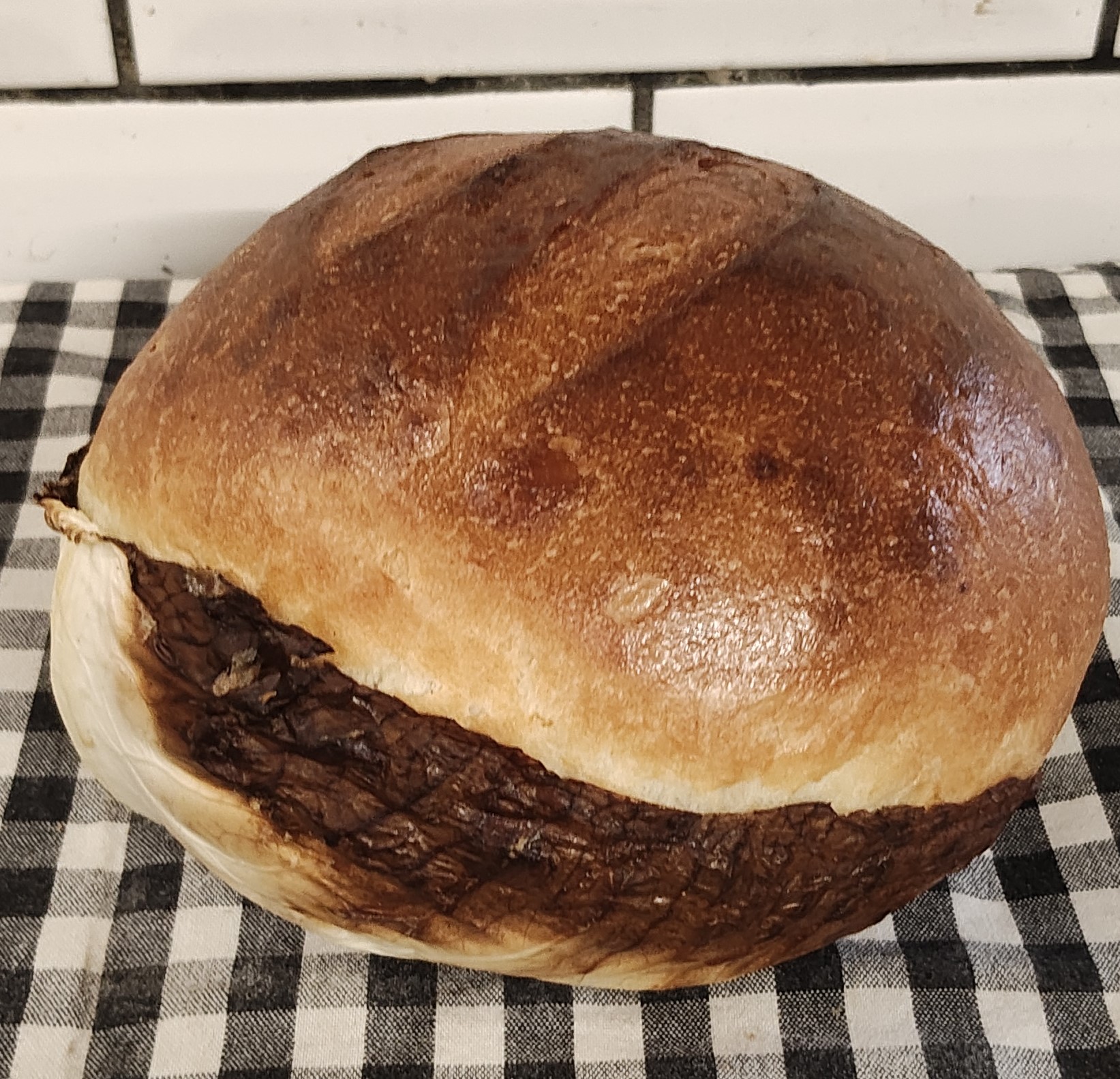 Kohlbrot aus dem Ofen