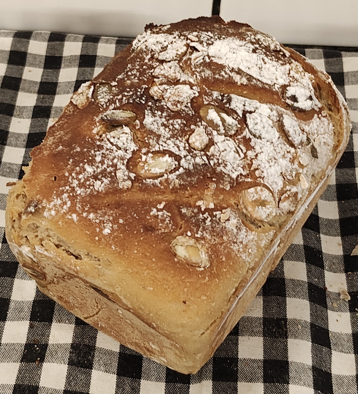 Roggenbrot aus dem Ofen