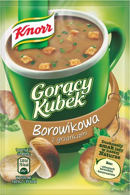 une tasse de soupe crème en poudre de cèpes avec croûtons