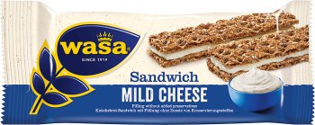 sándwich con pan crujiente con crema de queso